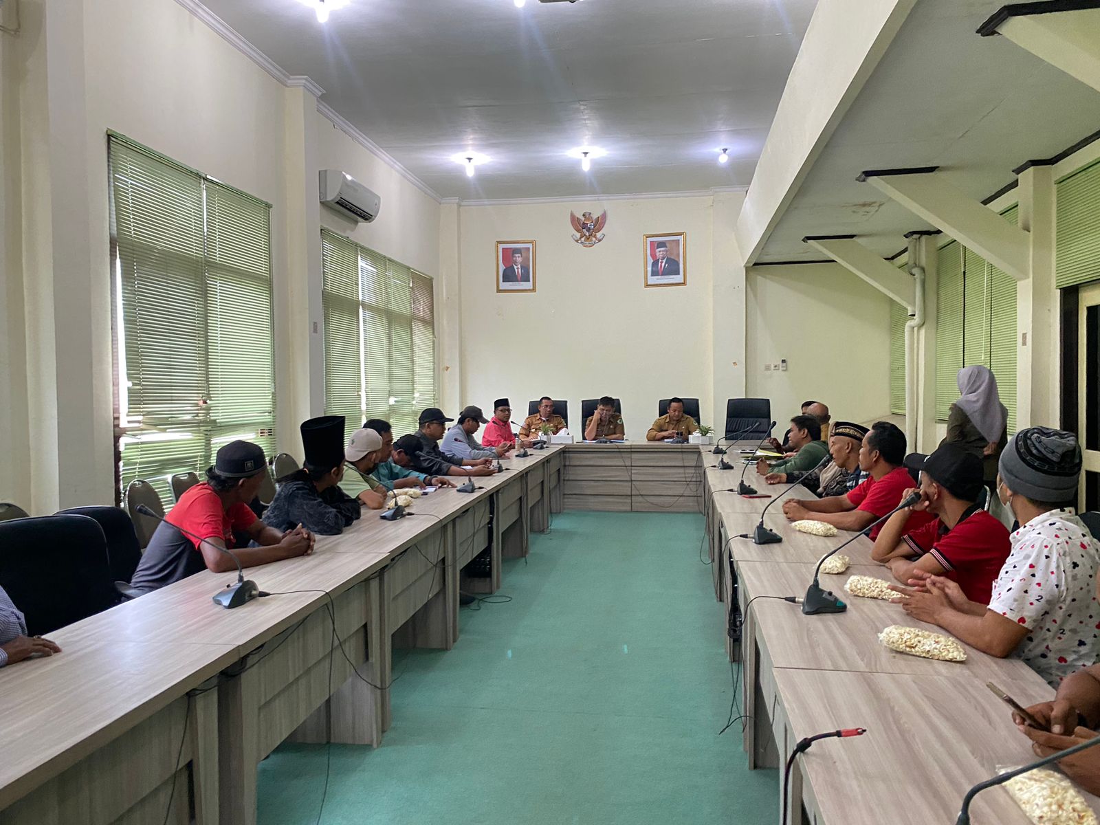 PROTES: Puluhan PKL Sae Rassah saat beraudiensi ke Pemkab Pamekasan, Selasa (9/1). (MOH. JUNAIDI/JPRM)