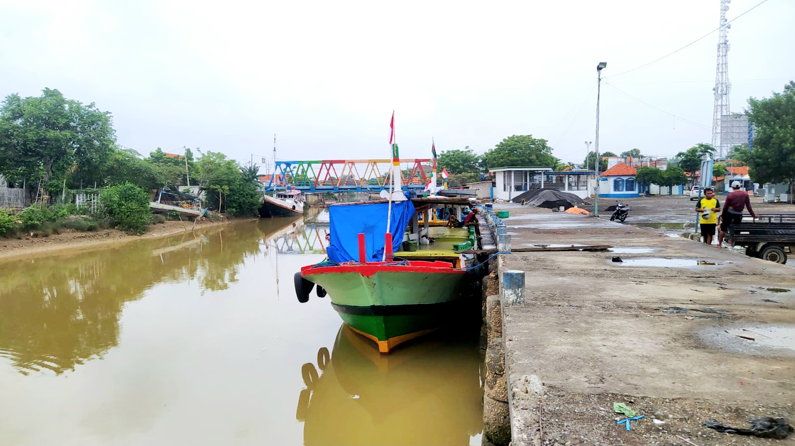 DITAMBATKAN: Penumpang berada di atas perahu di Pelabuhan Tanglok, Sampang, Minggu (7/1). (MOH. IQBAL AFGANI/JPRM)