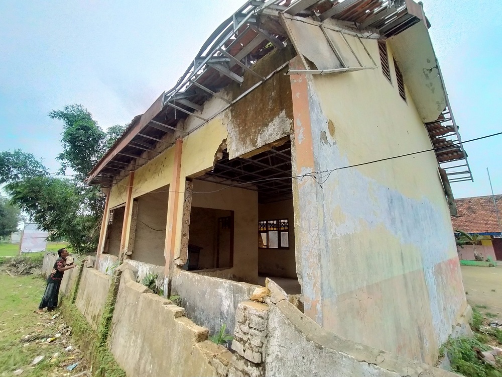 JEBOL: Warga melihat kondisi gedung perpustakaan SDN Sanggra Agung 1, Kecamatan Socah, Bangkalan, yang memprihatinkan, Sabtu (6/1). (VIVIN AGUSTIN HARTONO/JPRM)