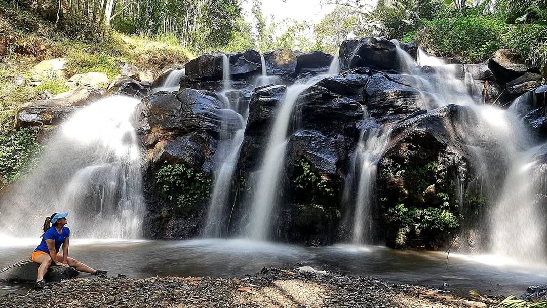Pengunjung menikmati sejuknya pemandangan air terjun Coban Danyang