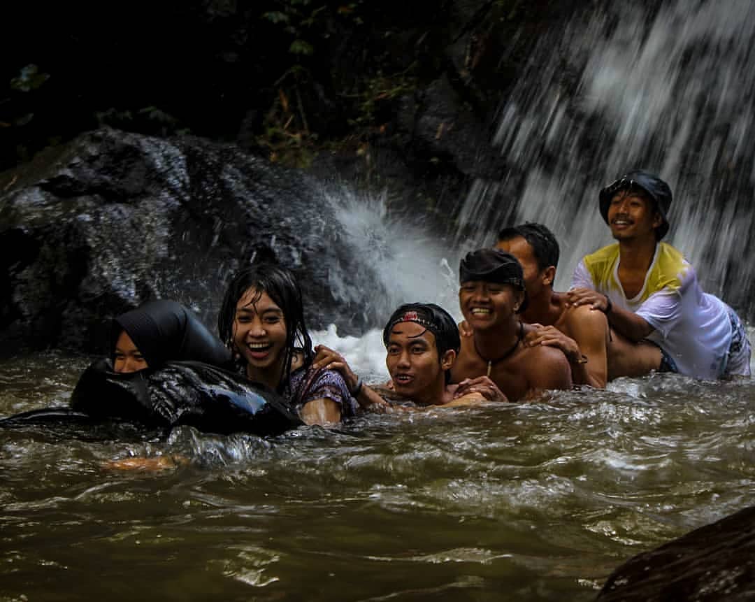 Pengunjung berenang di Air terjun Coban Danyang
