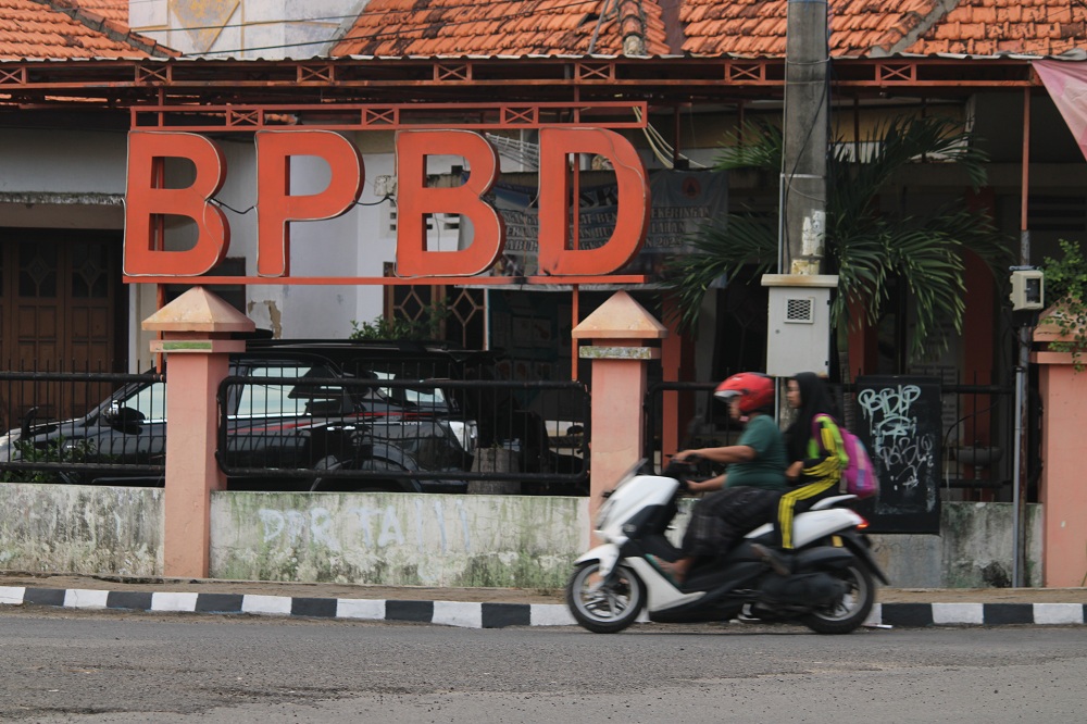 LENGANG: Pegawai Badan Penanggulangan Bencana Daerah Bangkalan&nbsp; keluar dari kantornya, Rabu (10/1). (VIVIN AGUSTIN HARTONO/JPRM)