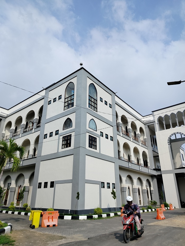 TINGGI: Warga berada di sekitar gedung MPP Pamekasan, Rabu (10/1). (LAILIYATUN NURIYAH/JPRM)