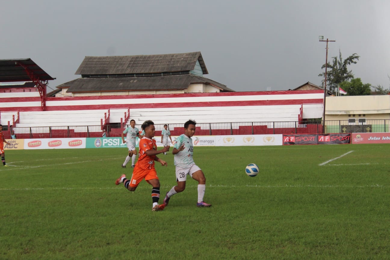 ADU CEPAT: Pemain Suryanaga Connection (putih) berusaha memotong serangan yang dibangun pemain Persipro 1954 saat bertanding di Stadion A. Yani Sumenep Selasa (9/1). (MUHAMAD ERWIN MAULIDIN M/JPRM)