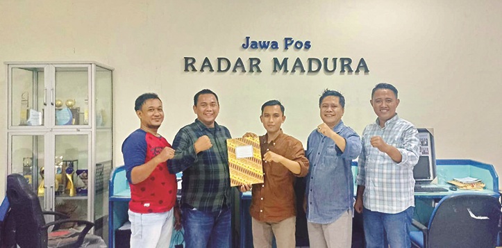SOLID: Pemred JPRM Luqman Hakim (dua dari kiri) menyerahkan SK pengangkatan redaktur kepada Anis Billah disaksikan Direktur PT Madura Intermedia Pers, Korlip, dan redaktur, Senin (8/1).