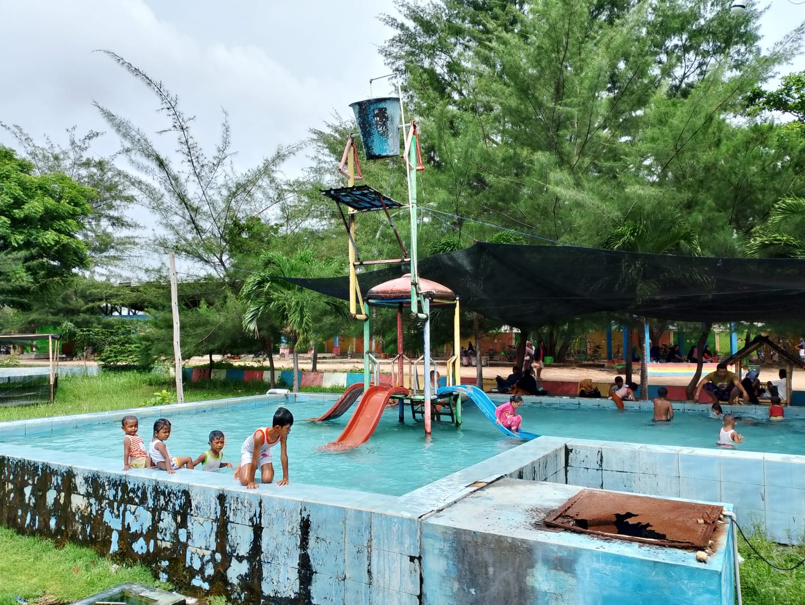 CERAH: Bocah sedang mandi di kolam renang yang berada di destinasi Pantai Talang Siring, Desa Montok, Kecamatan Larangan, Minggu (7/1). (UBAIDILLAHIR RA&rsquo;IE/JPRM)