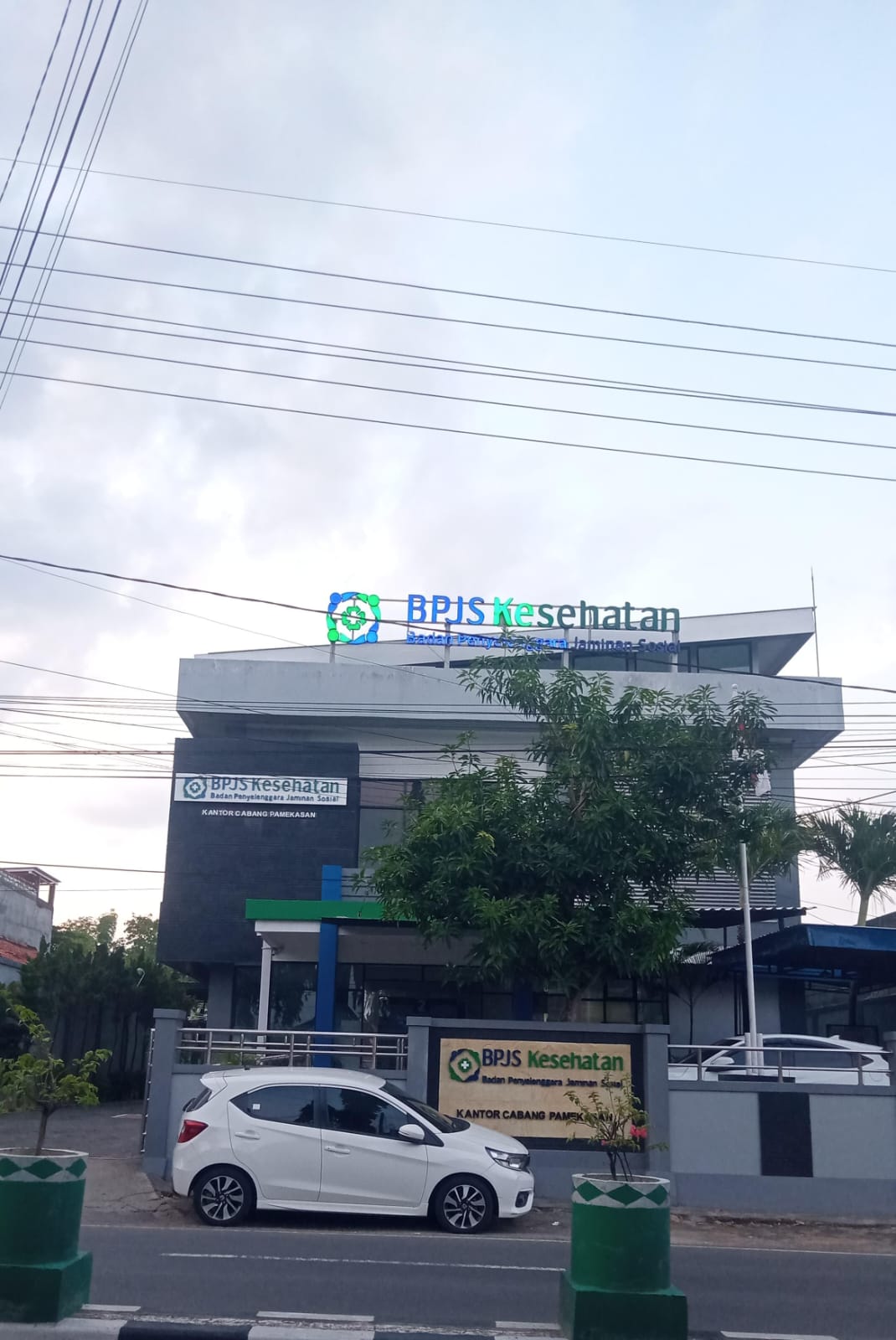 SEPI: Sebuah mobil berada di depan kantor BPJS Kesehatan di Jalan Raya Panglegur, Desa Panglegur, Kecamatan Tlanakan, Rabu (10/1).