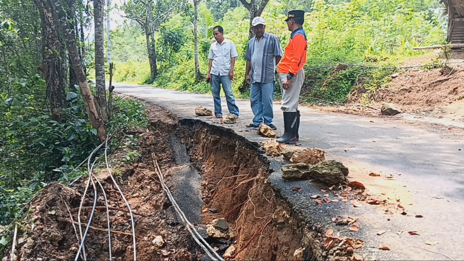ASSESMENT: Petugas BPBD Bangkalan sedang melihat kondisi jalan yang tekena longsor di Desa Kelbung, Kecamatan Galis Desember lalu. (BPBD UNTUK JPRM)