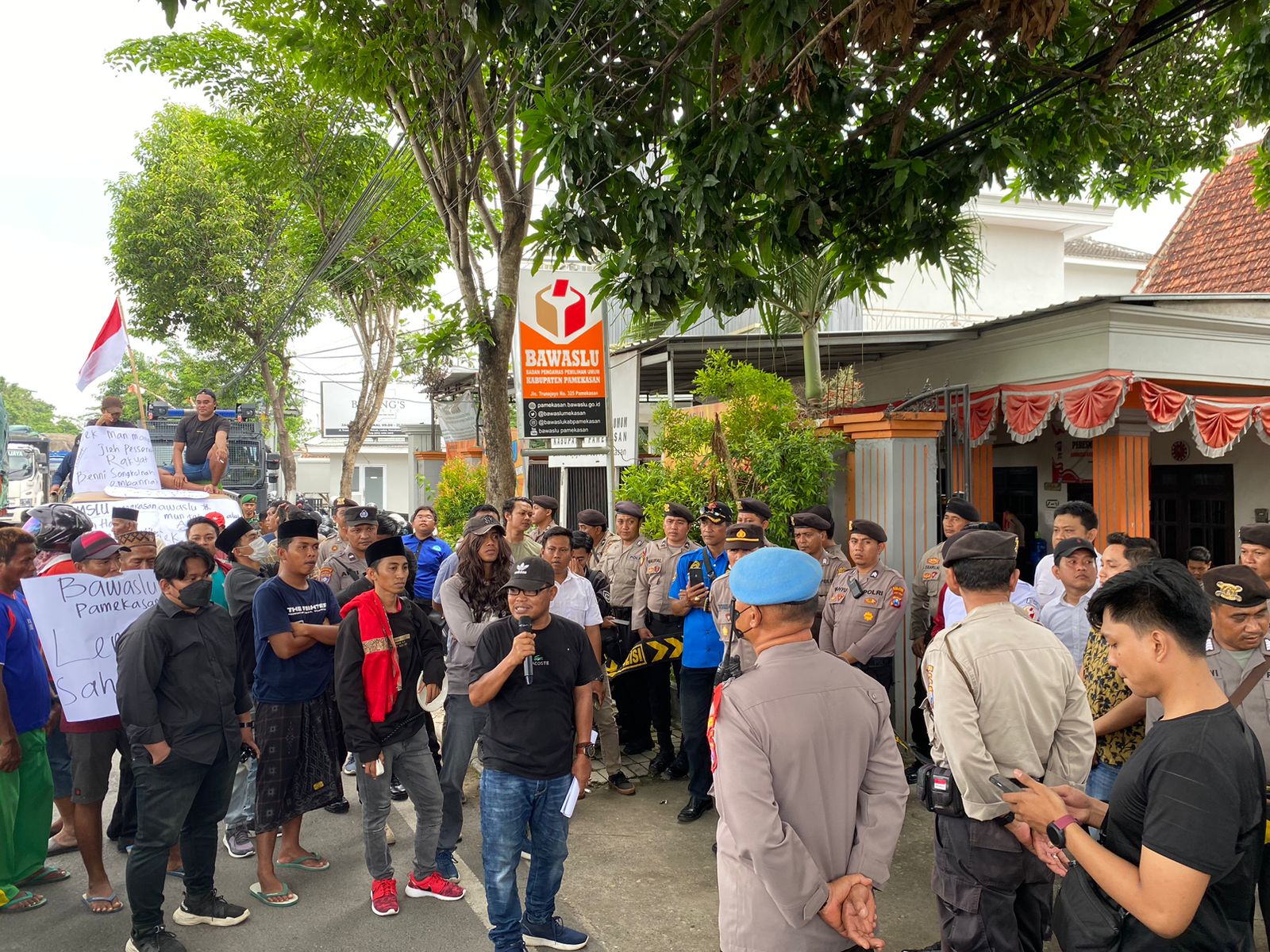 PROTES: Korlap aksi Gerak Pede Nor Faisal saat menyampaikan aspirasi pada Bawaslu Pamekasan, Rabu (10/1).