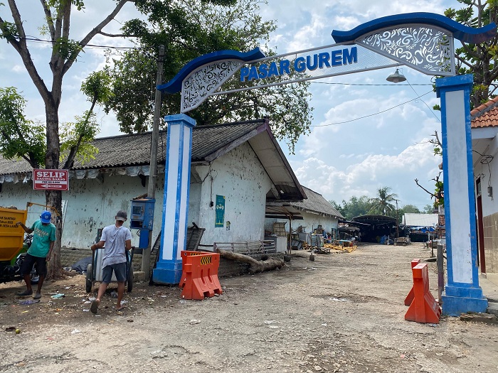BUTUH PERHATIAN: Petugas membersihkan area Pasar Gurem, Kecamatan Pamekasan,  Rabu (10/1). (MOH. JUNAIDI/JPRM)