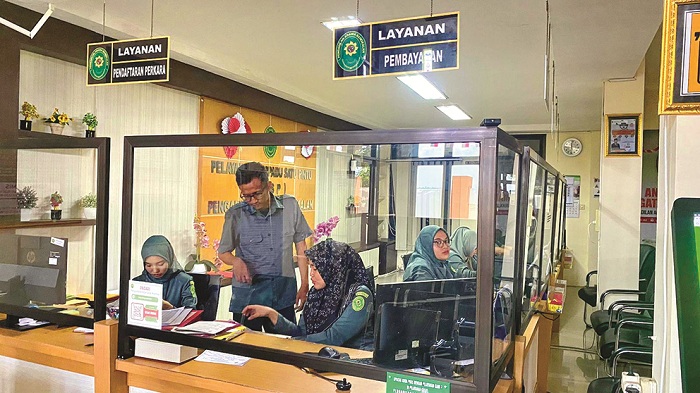 ADMINISTRASI: Pegawai Pengadilan Agama Bangkalan sibuk di meja pelayanan Rabu (10/1). (AYU LATIFAH/JPRM)