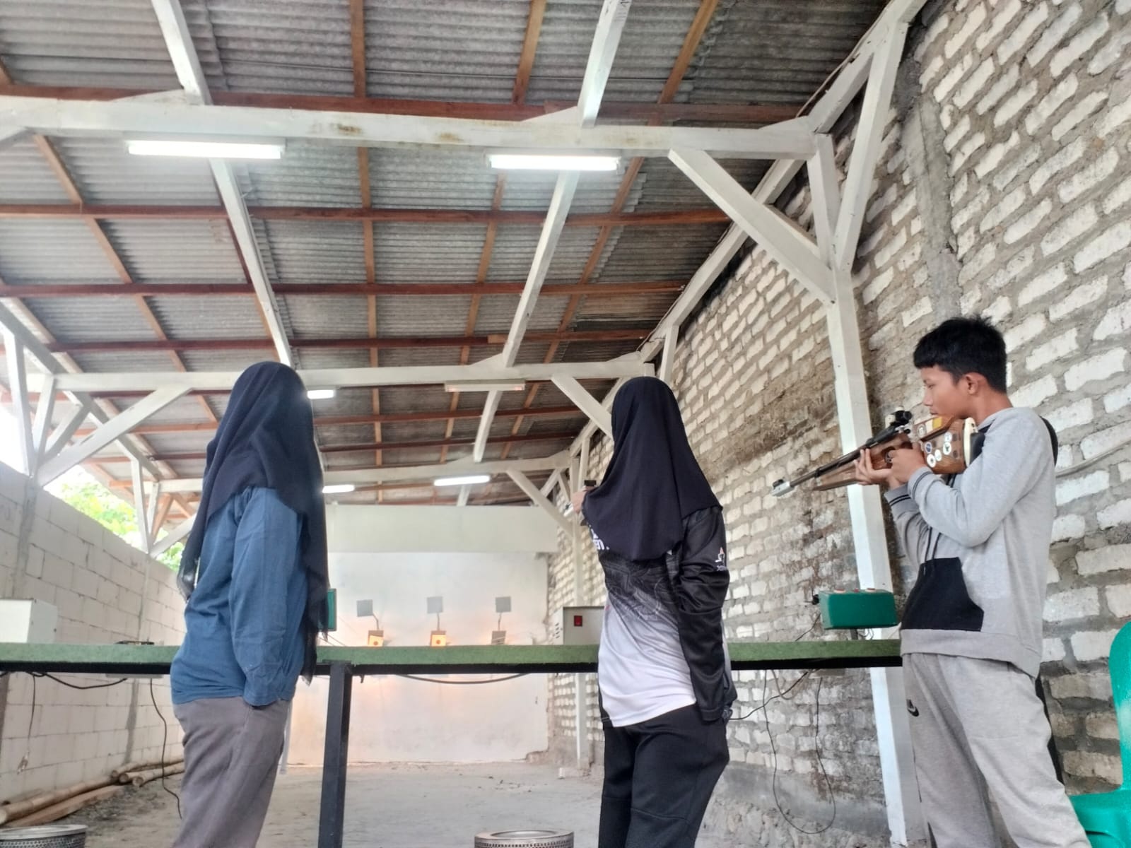 FOKUS: Atlet Perbakin Sampang membidik sasaran saat latihan di Desa Gunung Maddah, Kecamatan Kota Sampang, Minggu (31/12/2023). (PERBAKIN UNTUK JPRM)