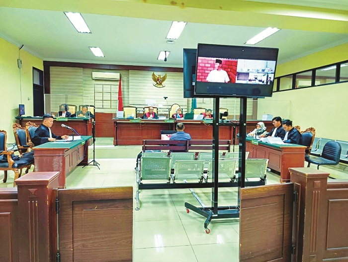SIDANG LANJUTAN: Saksi ahli dari Inspektorat Sampang Ali Majdi menjelaskan kerugian negara akibat penyelewengan BLT DD Baruh di hadapan majelis hakim PN Surabaya, Selasa (9/1).