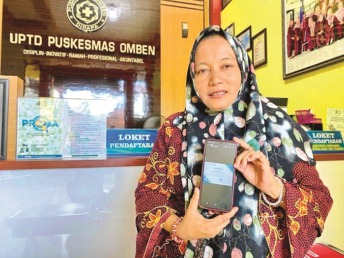 BERPRESTASI: Wayassaroh, warga Omben, Sampang, menunjukkan file sertifikat penghargaan yang diterima dari Kementerian Kesehatan. (ANIS BILLAH/JPRM)