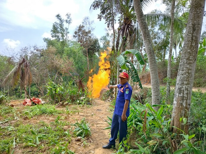 FENOMENA ALAM: Galian sumur bor di Desa Kadur, Kecamatan Kadur, menyemburkan api, Kamis (11/1). (LAILIYATUN NURIYAH/JPRM)