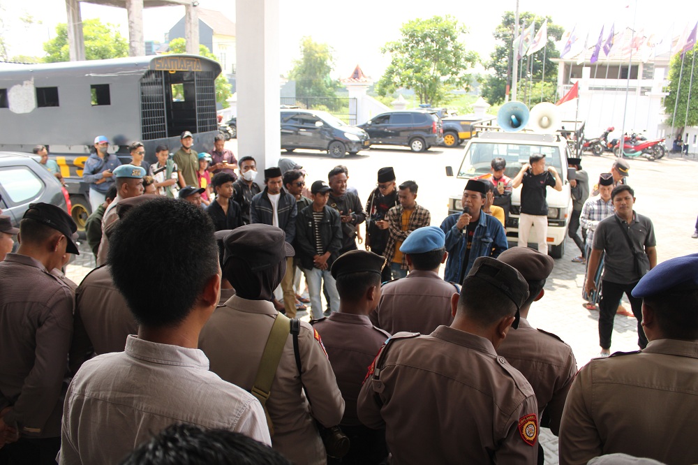 SAMPAIKAN ASPIRASI: Massa berdemo di depan kantor KPU Bangkalan, Selasa (9/1). (VIVIN AGUSTIN HARTONO/JPRM)