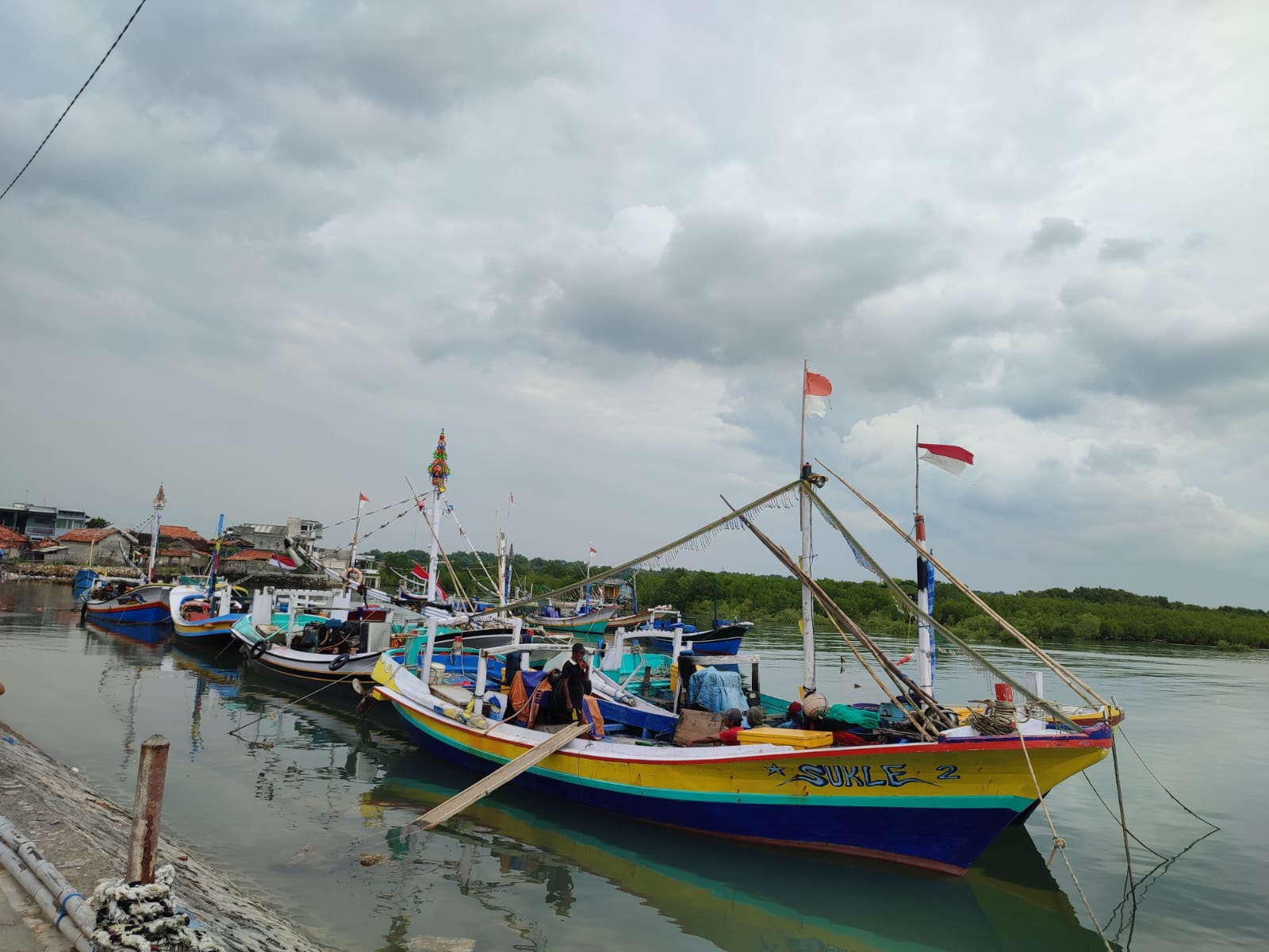 SANTAI: Nelayan di Desa Branta Pesisir, Kecamatan Tlanakan, sedang berada di atas kapal, Kamis (11/1). (LAILIYATUN NURIYAH/JPRM)