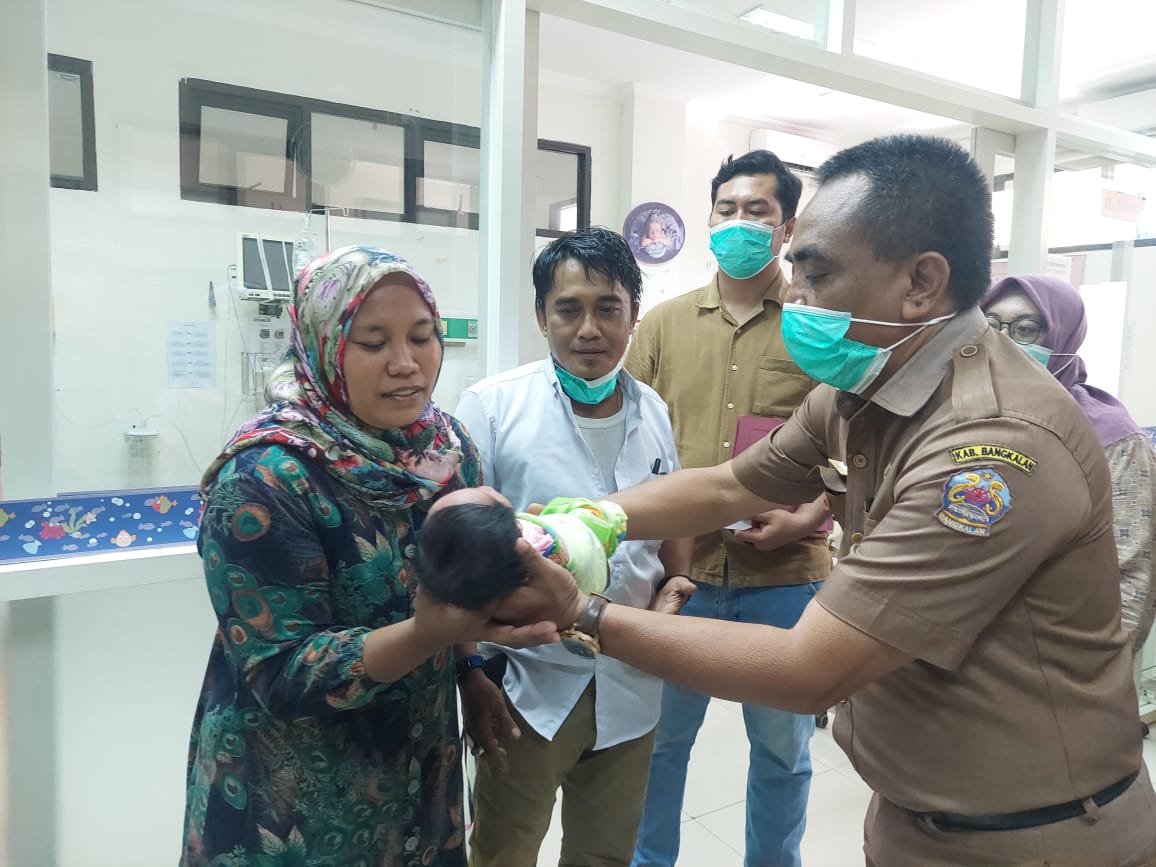 SEHAT: Musrifah, saudara pembuang bayi, menjemput keponakannya di RSUD Syamrabu Bangkalan, Kamis (11/1). (ZEINAL ABIDIN/JPRM)  &nbsp;