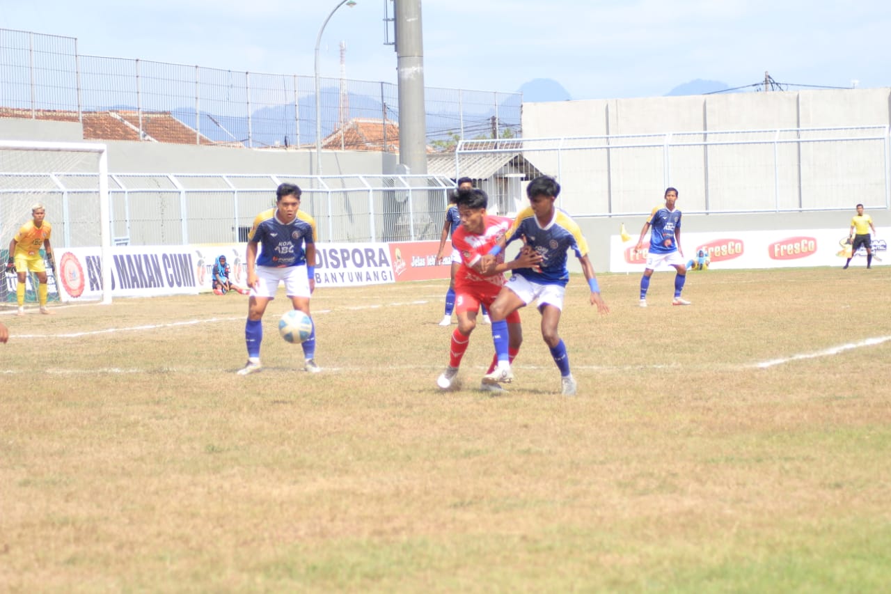 BERDUEL: Penyerang Persepam Pamekasan Ach. Mustaghfir (merah) berebut bola dengan pemain Baruna FC pada laga di Stadion Diponegoro, Banyuwangi, Kamis (11/1). (SULAIMAN UNTUK JPRM)