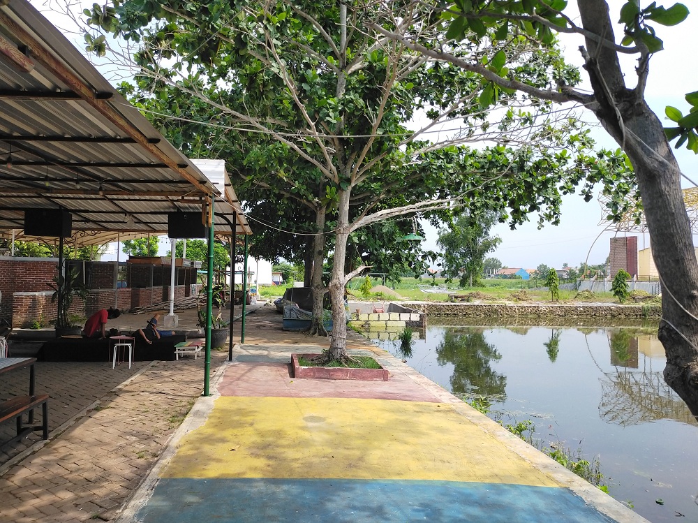 PERLU PERBAIKAN: Warga bersantai di area Taman Rekreasi Kota (TRK) Bangkalan, Kamis (11/1). (VIVIN AGUSTIN HARTONO/JPRM)