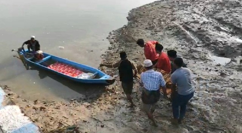MEMPRIHATINKAN: Tak ada ambulans laut, warga menggotong jenazah menuju perahu kecil untuk menyeberang di Pelabuhan Jiceng, Kecamatan Sreseh, Kamis (11/1). (SUPARDI FOR JPRM)