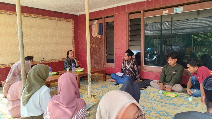 DISKUSI: Suasana bedah buku Demadurologi oleh Gusdurian Pamekasan di Taneyan Lanjang Heritage, Desa Larangan Luar, Kecamatan Larangan, Rabu (10/1). (GUSDURIAN PAMEKASAN UNTUK JPRM)