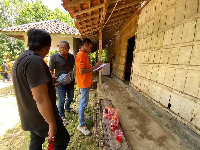 TELITI: Petugas melakukan olah TKP di Dusun Lorpolor, Desa Karanggayam, Kecamatan Omben, Sampang, Selasa (9/1). (MOH. IQBAL AFGANI/JPRM)