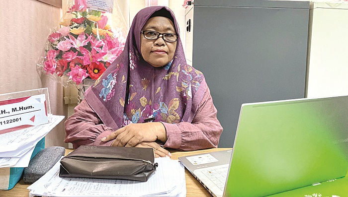 BERWIBAWA: Prof Dr Wartiningsih, S.H., M.Hum. saat ditemui di ruangannya Rabu (3/1). (AYU LATIFAH/JPRM)