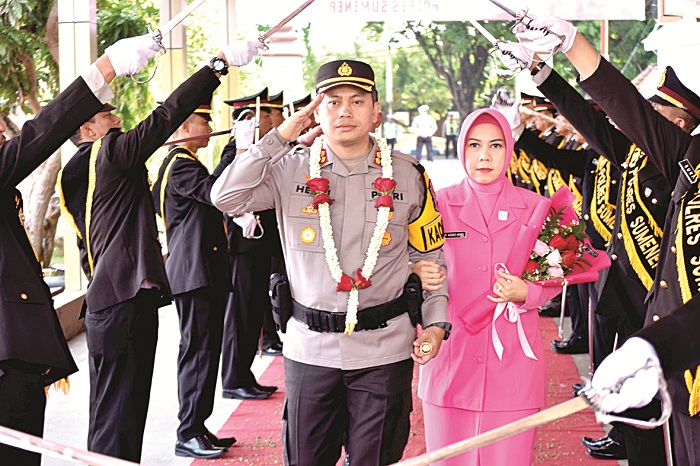 SAKRAL: Kapolres Sumenep AKBP Henri Noveri Santoso disambut upacara pedang pora di Mapolres Sumenep Kamis (11/1). (POLRES SUMENEP UNTUK JPRM)