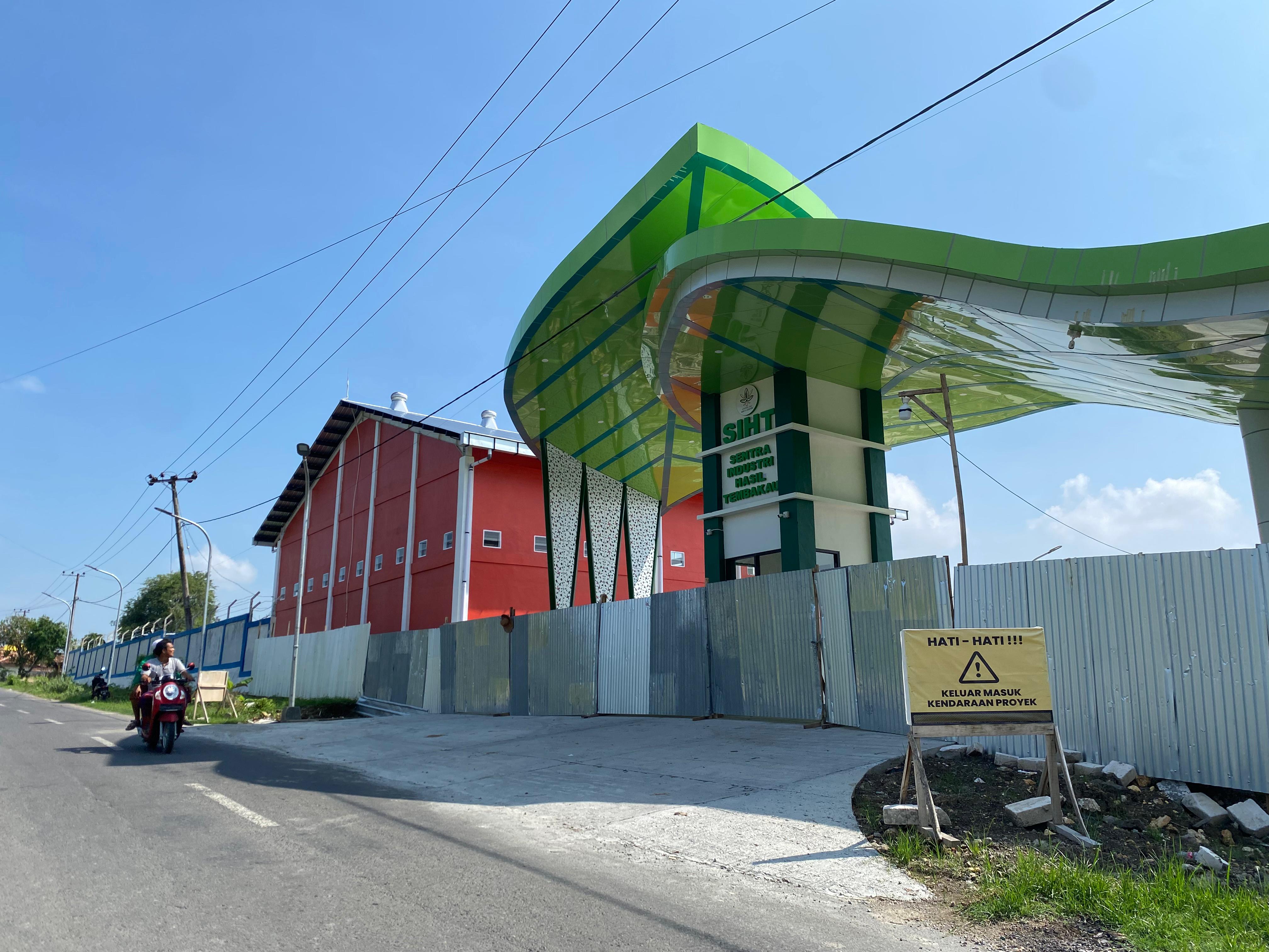 PROYEK BESAR: Pengendara sepeda motor mengamati bangunan SIHT di Desa Gugul, Kecamatan Tlanakan, Rabu (10/1). (MOH. JUNAIDI/JPRM)
