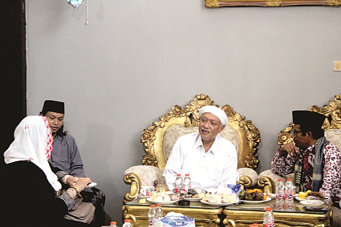 AKRAB: Yenny Wahid (kiri) menemani Menko Polhukam Mahfud MD saat silaturahmi ke pengasuh LPI Al-Hamidy Banyuanyar RKH Muhammad Rofi&rsquo;i Baidhowi di Potoan Daya, Palengaan, Pamekasan, Kamis (11/1).