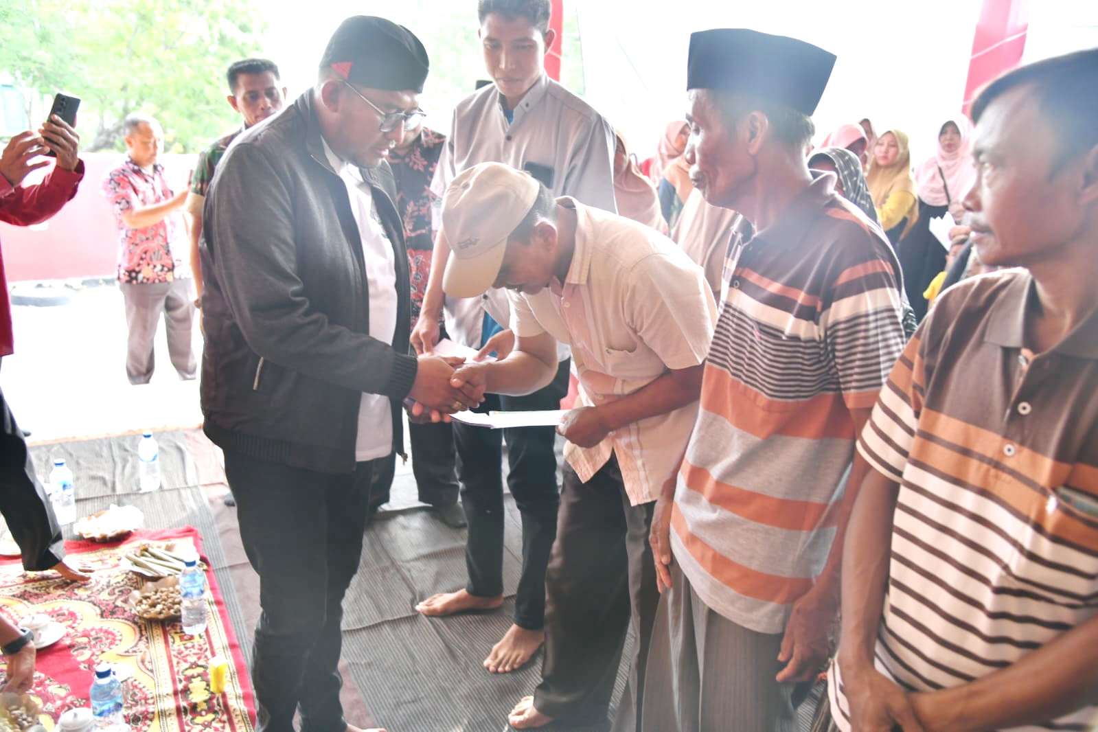 HUMANIS: Bupati Sumenep Achmad Fauzi Wongsojudo (kiri) memberikan bantuan stimulan kepada korban terdampak angin puting beliung di Balai Desa Nambakor, Kecamatan Saronggi, Kamis (11/1).