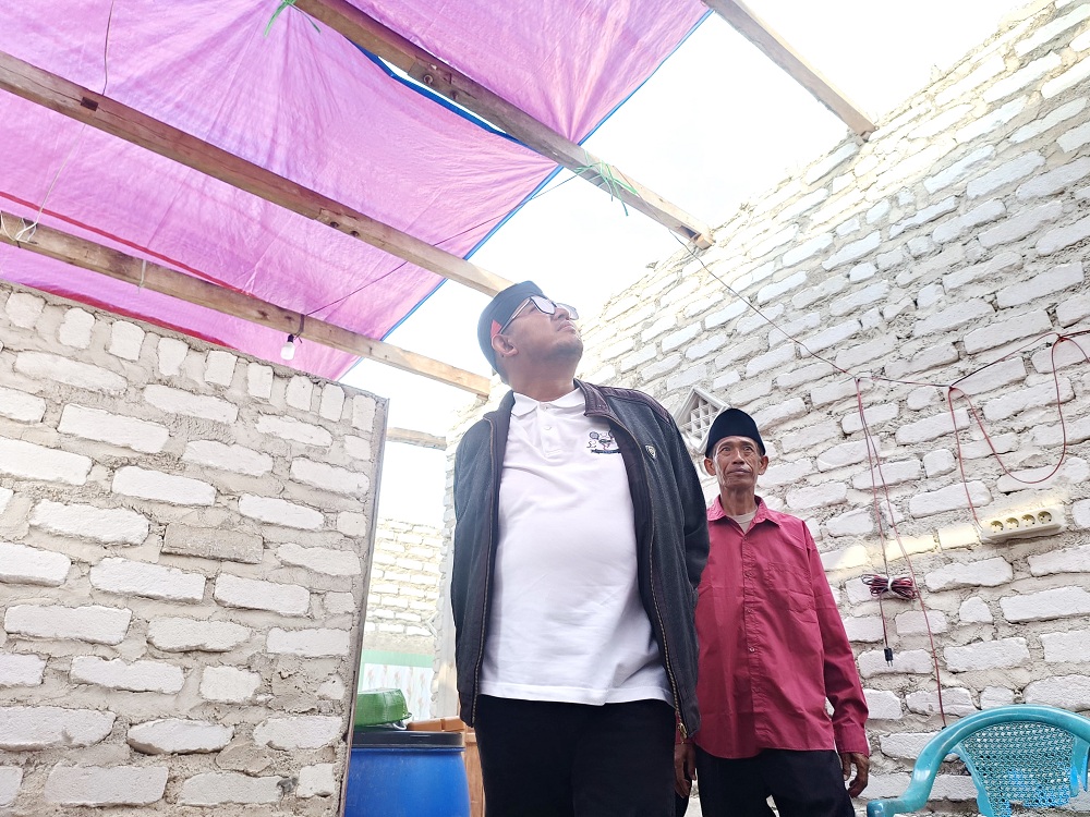 TANGGAP BENCANA: Bupati Sumenep Achmad Fauzi Wongsojudo (kiri) mengunjungi rumah warga yang mengalami kerusakan atap akibat angin puting beliung di Desa Nambakor, Kecamatan Saronggi, Kamis (11/1).  &nbsp;