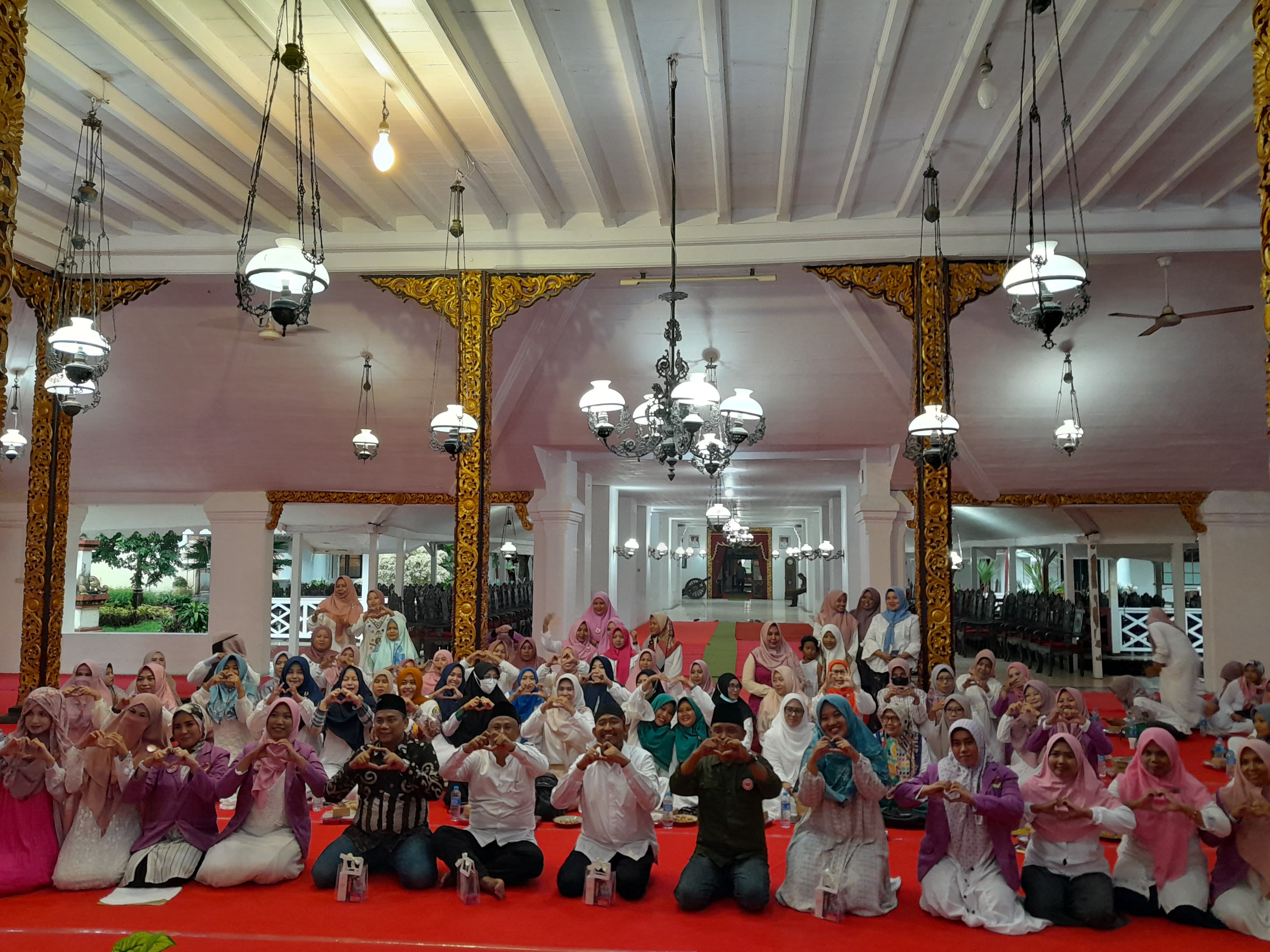 BERSEMANGAT: Bupati Sumenep Achmad Fauzi Wongsojudo (tengah) membersamai anggota Komunitas Perempuan Hebat Sumenep dalam Ngopi Milan di Pendopo Agung Keraton Sumenep, Minggu (7/1). (MOH. BUSRI/JPRM)