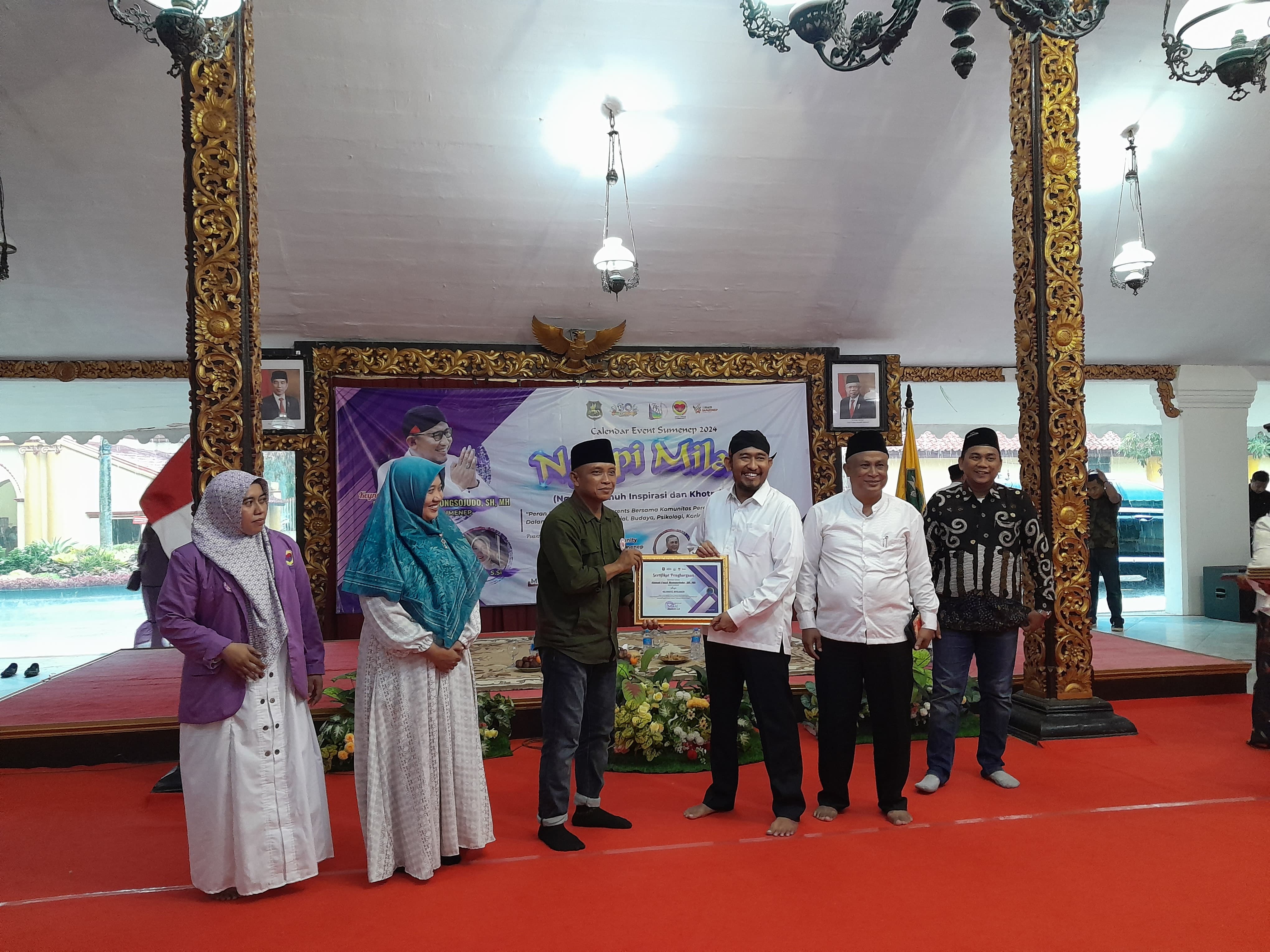 APRESIASI: Pendiri Komunitas Perempuan Hebat Sumenep Mohammad Zairi memberikan piagam penghargaan kepada Bupati Sumenep Achmad Fauzi Wongsojudo saat menggelar Ngopi Milan di Pendopo Agung Keraton.