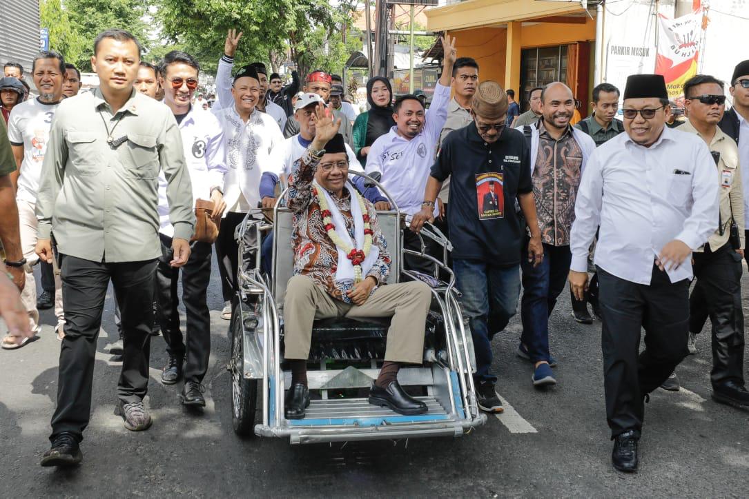 HUMBLE: Cawapres nomor urut 03 Mahfud MD naik becak motor dari Makam Syarifah Alhababah Khadijah ke Pondok Pesantren Darut Tauhid, Jumat (12/1). (TIM MAHFUD MD UNTUK JPRM)