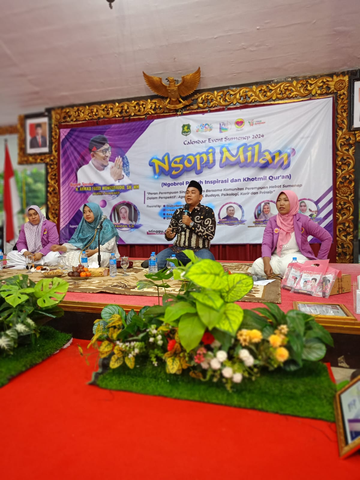 INSPIRATIF: Pemred JPRM Lukman Hakim AG menyampaikan materi bersama Megawati (kiri) dan Nunung Fitria dalam Ngopi Milan yang dipandu Wakil Ketua Komunitas Perempuan Hebat Sumenep Faizah.