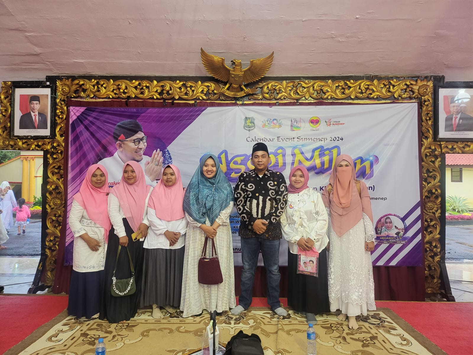 OPTIMISTIS: Peserta Ngopi Milan berfoto dengan Pemred JPRM Lukman Hakim AG dan Nunung Fitria (tengah) di Pendopo Agung Keraton Sumenep, Minggu (7/1). (MEGAWATI UNTUK JPRM)