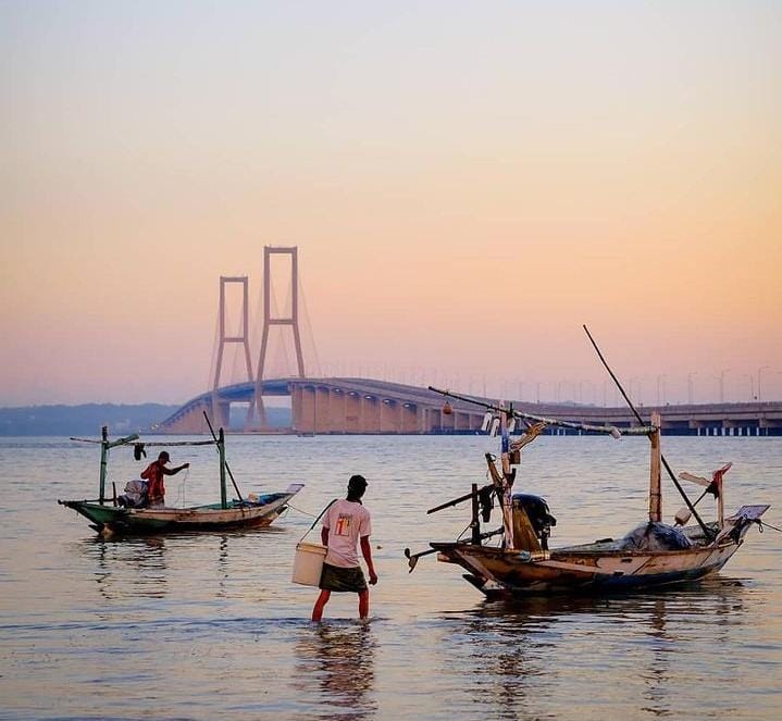 MENGHUBUNGKAN MADURA-SURABAYA: Suramadu merupakan jembatan terpanjang di Indonesia. (@maduraholic untuk RadarMadura.id)