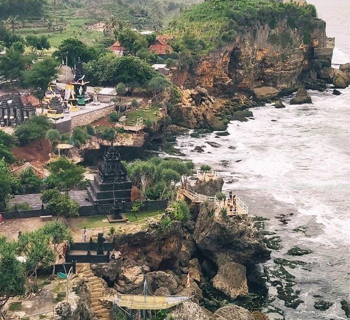 Pantai Ngobaran dipercaya menjadi tempat Raja Brawijaya V membakar dirinya sendiri. (@voilajogja UNTUK RadarMadura.id)