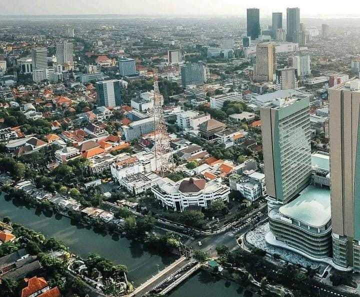 Penampakan Kota Surabaya yang padat dengan rumah penduduk. (@penikmatkota untuk RadarMadura.id)