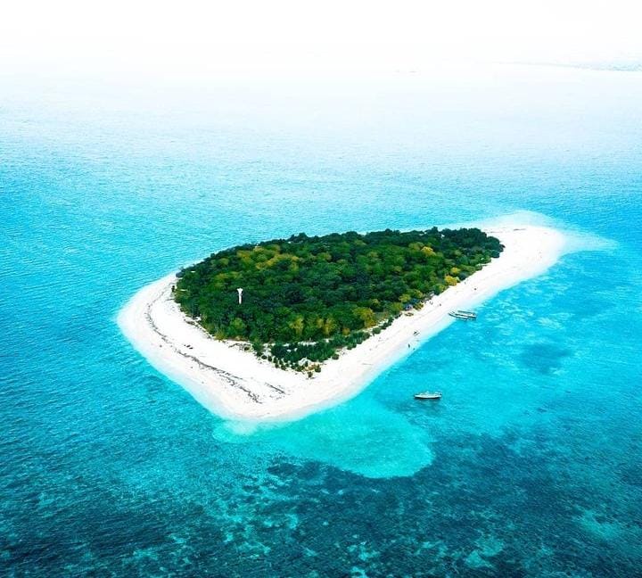 Keindahan pantai Pulau Tabuhan yang dihiasi dengan pasir putih bersih (@aiutari untuk RadarMadura.id)