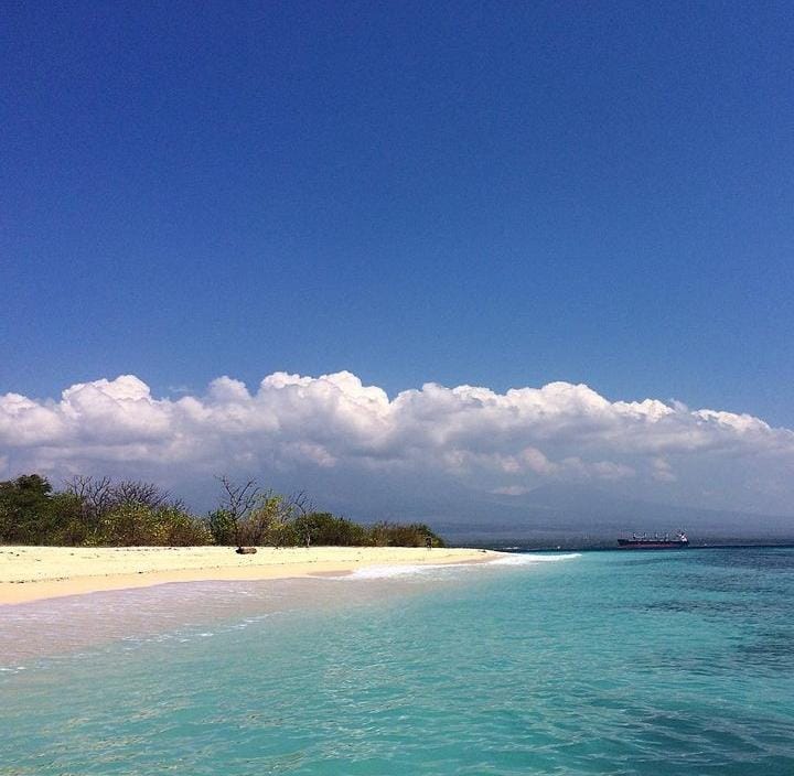 Pulau Tabuhan ketika didokumentasikan dari ketinggian. (@gensavana untuk RadarMadura.id)