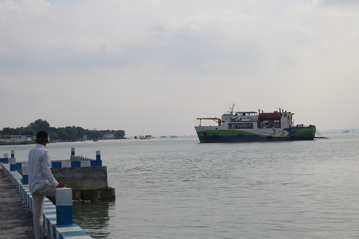 DALAM PERAWATAN: KMP DBS III milik PT Sumekar Line berada di perairan Kecamatan Kalianget, Sumenep, Rabu (10/1). (MOH IQBAL/JPRM)