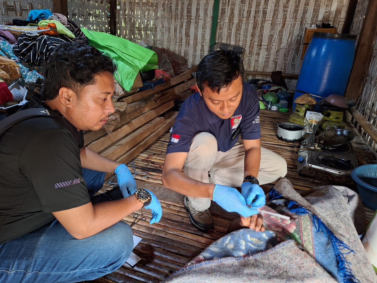 TELITI: Petugas melakukan olah TKP di Dusun Tekap, Desa Pandan, Kecamatan Omben, Jumat (12/1). (POLRES SAMPANG UNTUK JPRM)