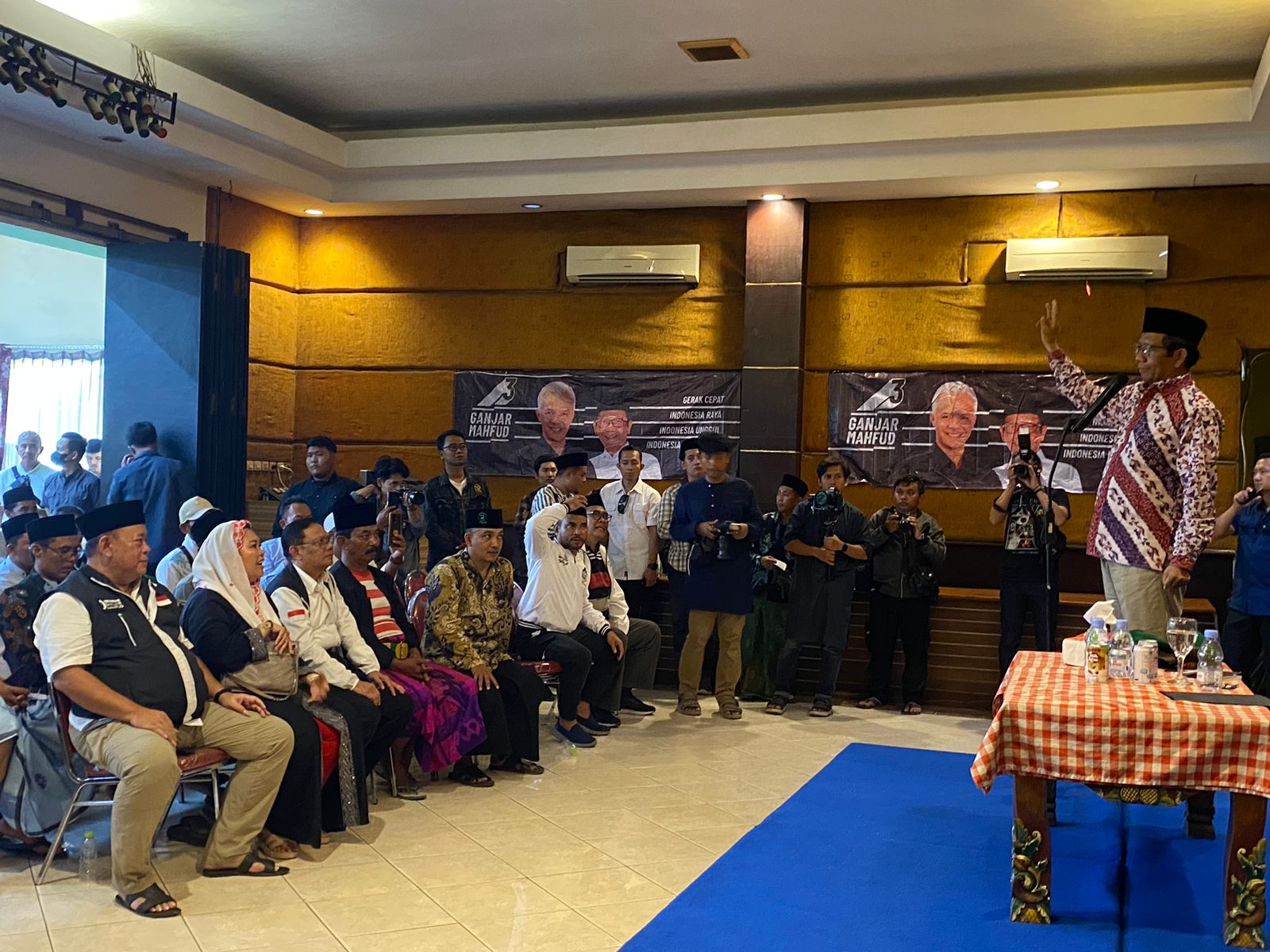 DIALOG: Ratusan warga mengikuti dialog dengan Mahfud MD di Hotel Putri, Pamekasan, Kamis (11/1). (MOH. JUNAIDI/JPRM)