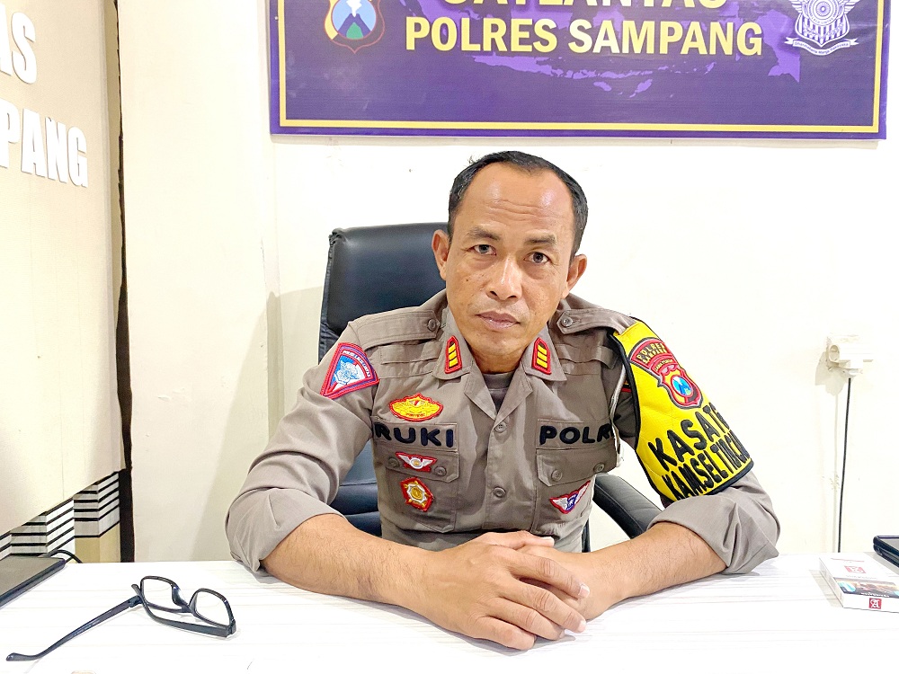 RAMAH: Kasatlantas Polres Sampang AKP Rukimin saat ditemui di ruangannya. (MOH. IQBAL AFGANI/JPRM)