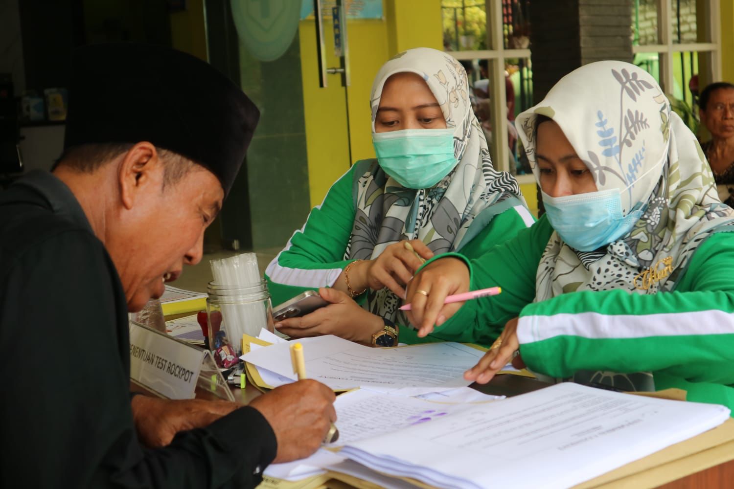 ANTUSIAS: Calon jemaah haji menjalani tes rockpot di Puskesmas Kamoning, Jumat (12/1). (PUSKESMAS KAMONING UNTUK JPRM)