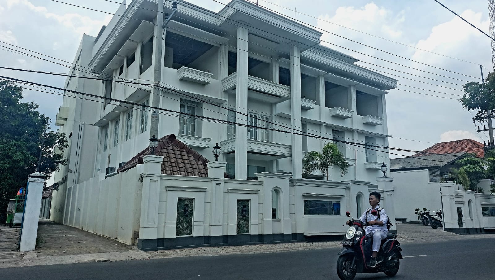 WAJIB PAJAK: Pengendara melintas di depan bangunan objek pajak di Jalan Jamaluddin Kamis (11/1). Tahun ini target dinaikkan. (JUNAIDI PONDIYANTO/JPRM)