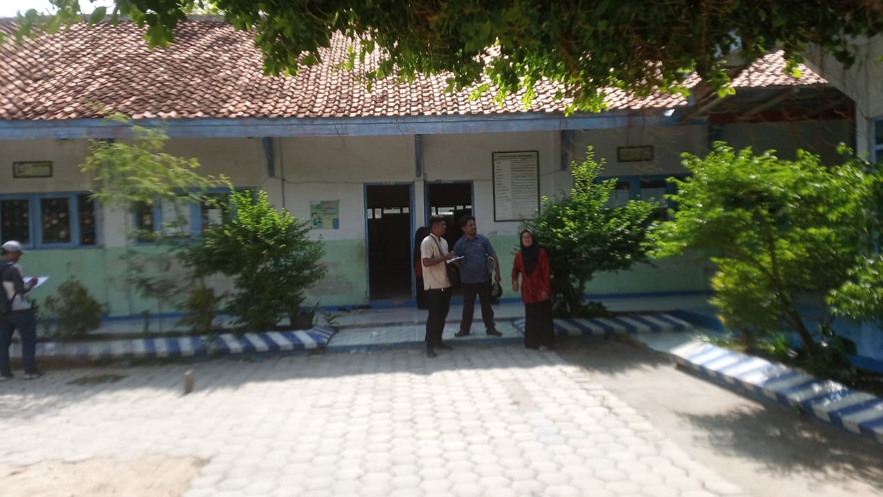 MENGALAMI KERUSAKAN: Tim Dispendik Sumenep meninjau lapangan salah satu sekolah penerima program perbaikan tahun ini. (DISDIK SUMENEP UNTUK JPRM)